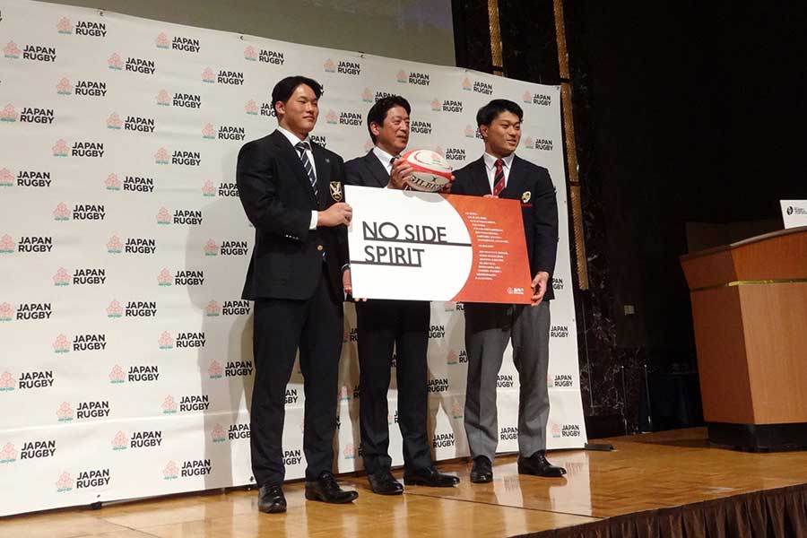 会見に2035年の日本ラグビーを支える選手としてゲスト参加した（左）と明治大・利川桐生副将、早稲田大・野中健吾主将（右）。中央は土田会長【写真：吉田宏】