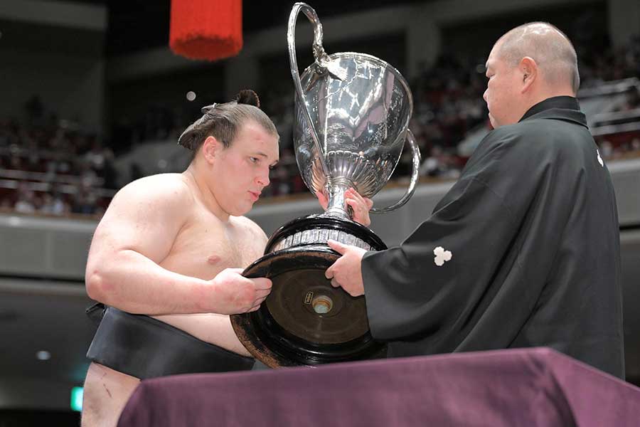 大相撲初場所、優勝した安青錦（左）【写真：産経新聞社】