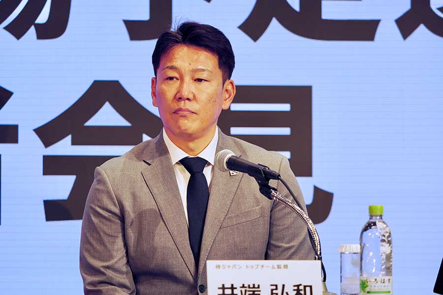 会見を行った井端弘和監督【写真:羽鳥慶太】