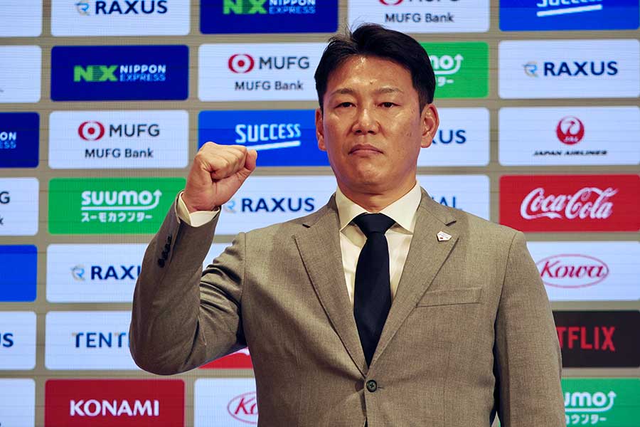 会見を行った井端弘和監督【写真：羽鳥慶太】