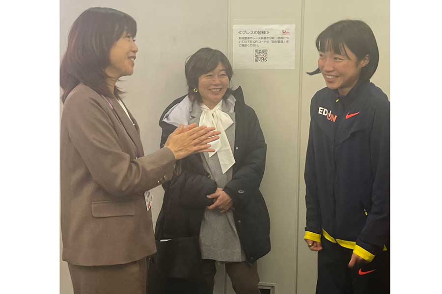 高橋尚子さん（左）野口みずきさん（中央）から20分切りの「仲間入り」を祝福される矢田みくに【写真：編集部】