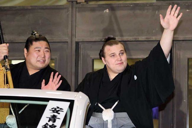 祝！安青錦優勝おめでとうございます！BIGTウヰスキー［西洋甲冑 　オルゴール付 🏆大感動！ ウクライナ出身・安青錦関、優勝おめでとうございます ウイスキー