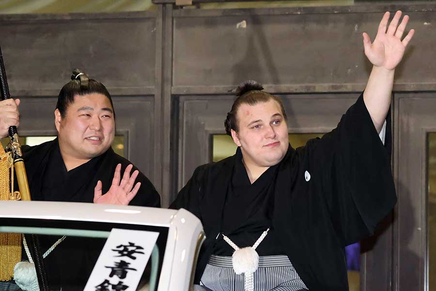 大相撲初場所、優勝した安青錦（右）【写真：スポーツ報知/アフロ】