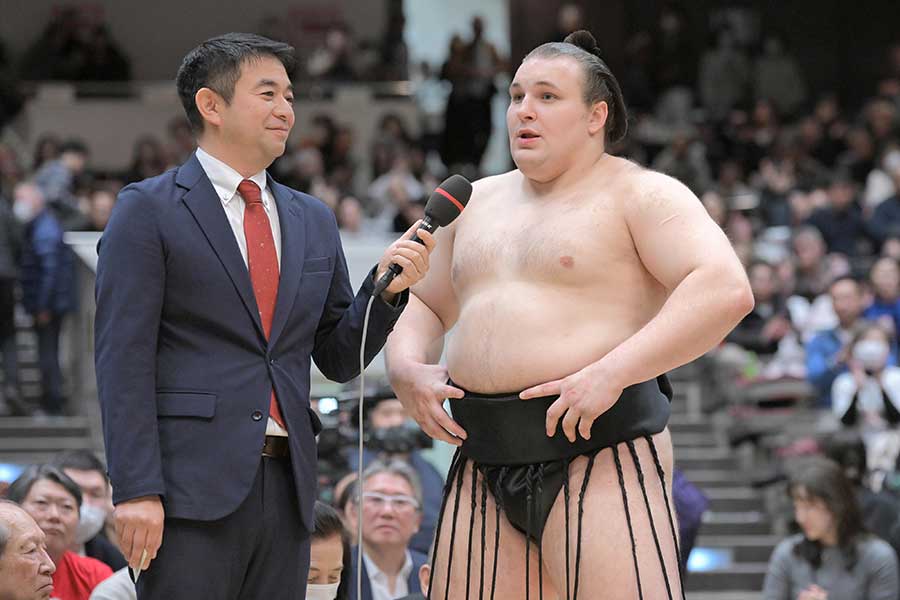 優勝インタビューを受ける安青錦（右）【写真：産経新聞社】