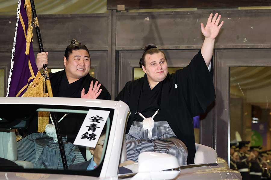 大相撲初場所で優勝した安青錦（右）【写真：スポーツ報知/アフロ】