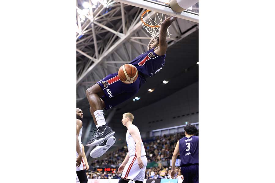 豪快なダンクを決めるクラーク【写真：（C）B-CORSAIRS】