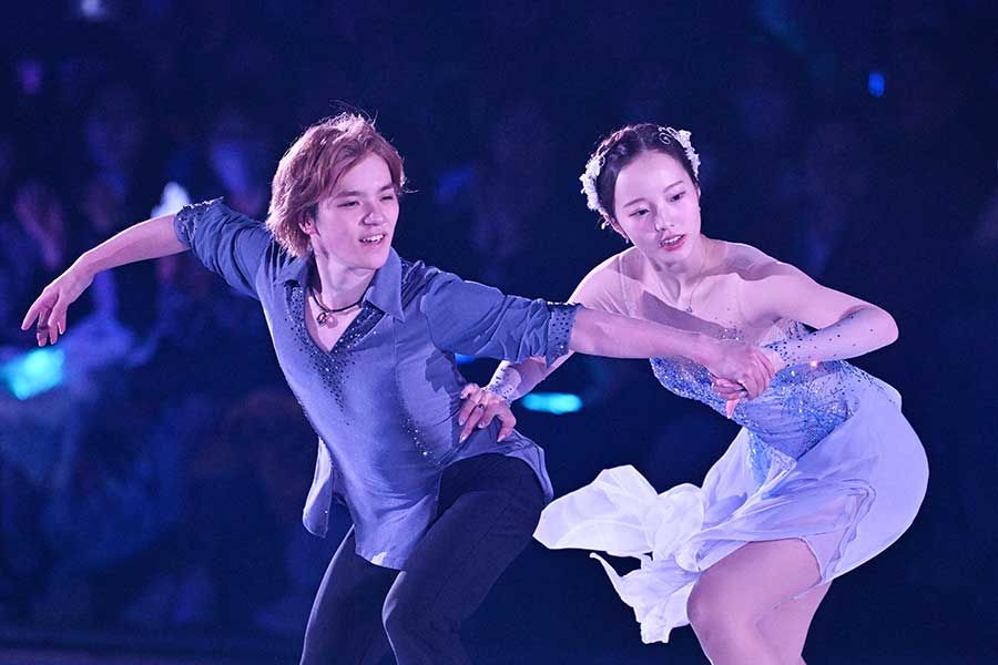 アイスショーに登場した宇野昌磨さんと本田真凜さん（右）【写真：松尾/アフロスポーツ】