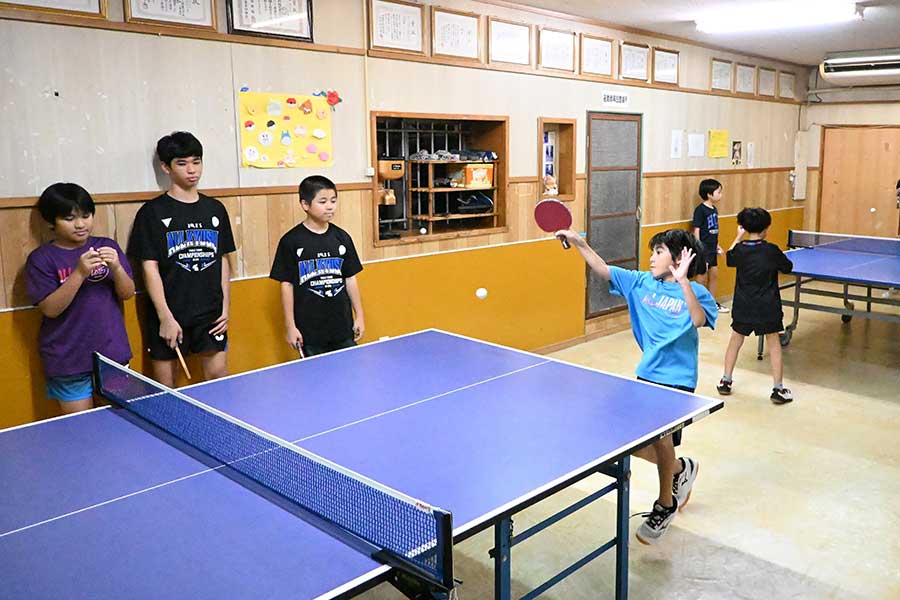 ゲーム形式で練習するハッピー学童クラブの子どもたち【写真:長嶺真輝】