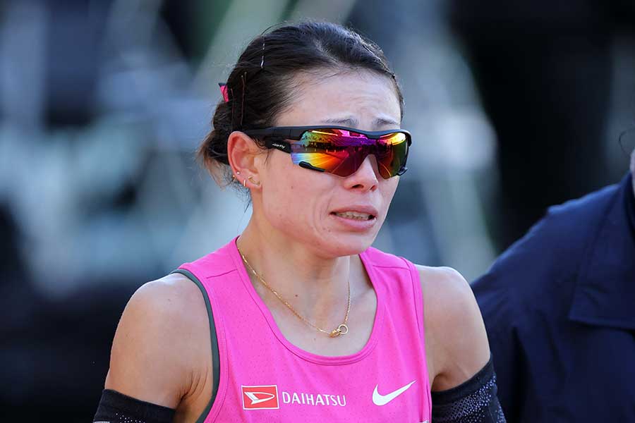 大阪国際女子マラソンを完走し、涙する松田瑞生【写真：西村尚己/アフロスポーツ】