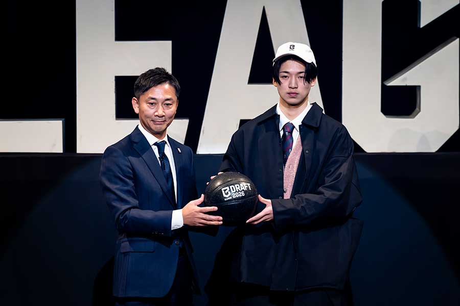島田慎二チェアマン（左）と茨城から全体2位指名を受けた赤間賢人【写真：B.LEAGUE】