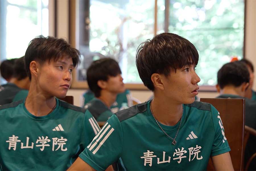 真剣なまなざしで栄養セミナーを受ける選手たち【写真:村上農園提供】