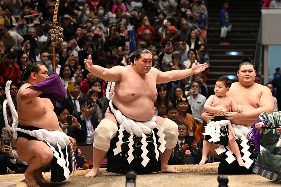 伊勢ヶ濱襲名披露大相撲に臨んだ元横綱・照ノ富士(中央)【写真:産経新聞社】