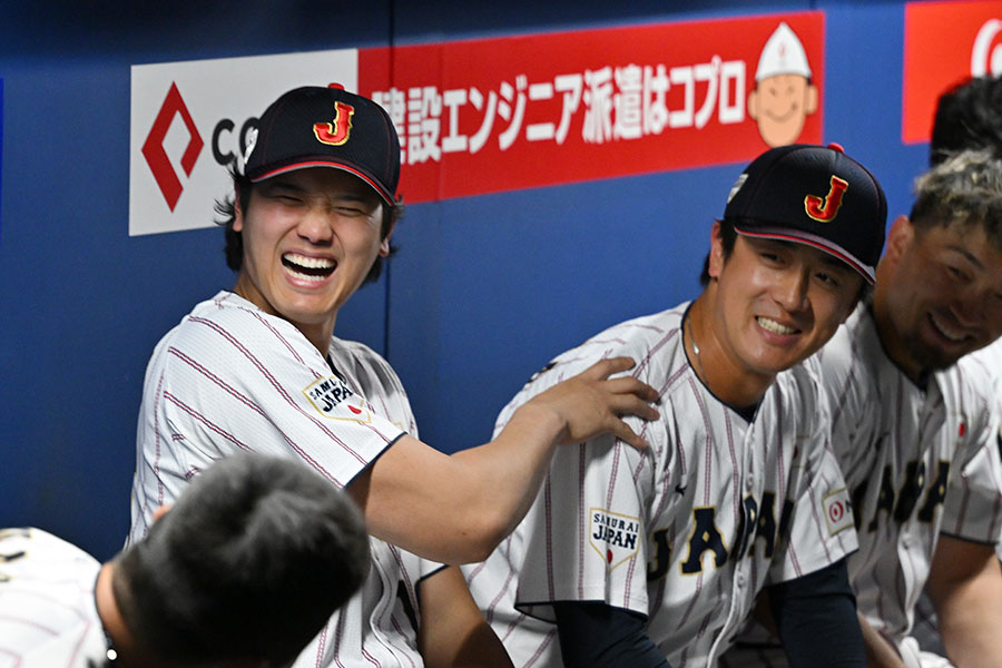 大谷(左)との交流で、隣の北山も笑顔【写真:Getty Images】