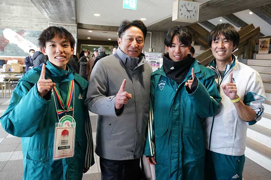 レース後に青学勢の黒田朝日（左）らと記念撮影する原晋監督【写真：澤田直人】