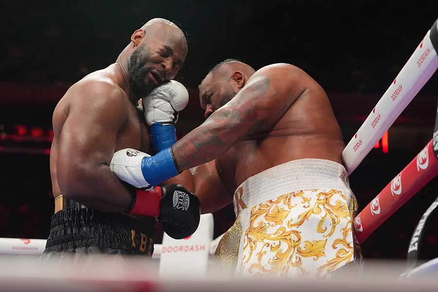 キングスリー・イベに判定勝ちしたジャレル・ミラー（右）【写真：AP/アフロ】
