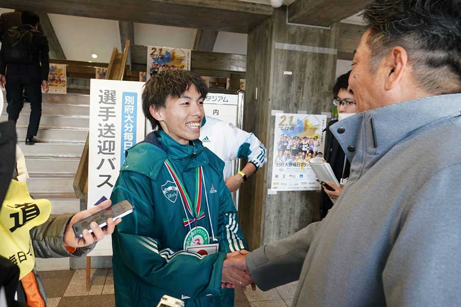 レース後に原監督と握手する黒田朝日（中央）【写真：澤田直人】