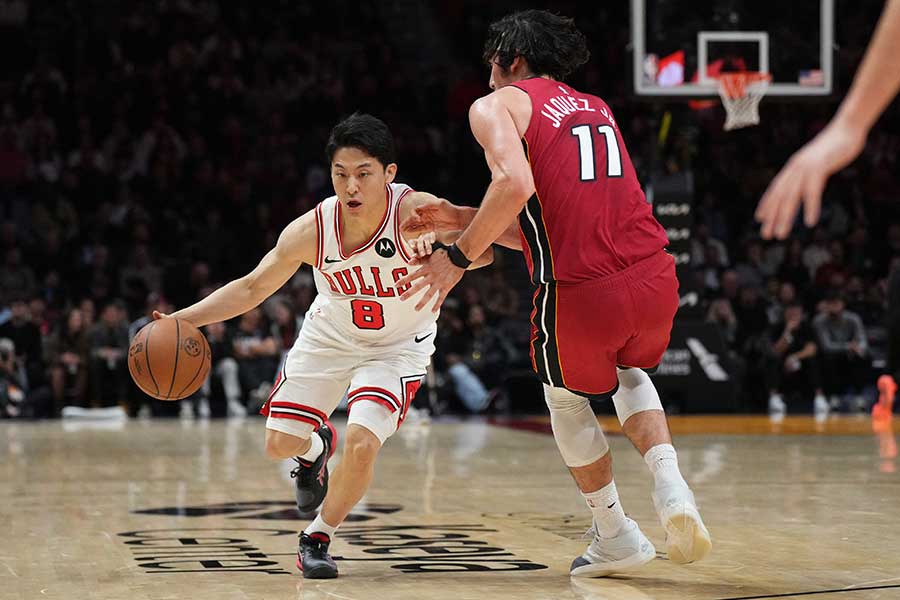 敵地ヒート戦で今季初出場をしたブルズの河村勇輝（左）【写真：ロイター】