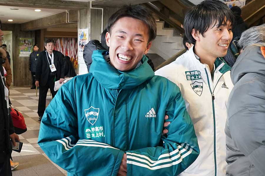 レース後に笑顔を見せる荒巻朋熙【写真：澤田直人】