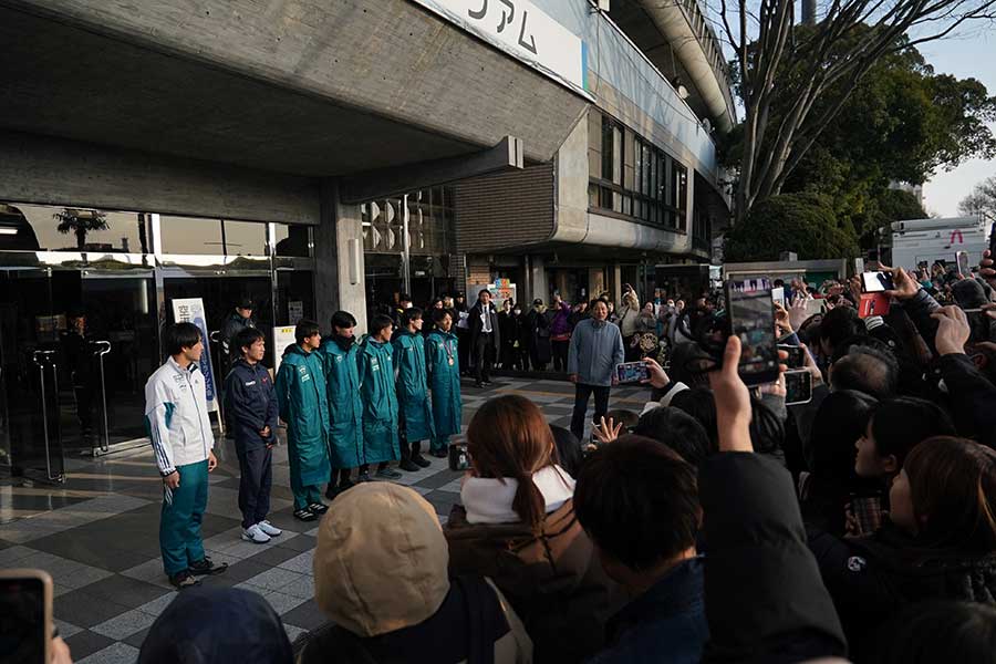 出待ちのファンに囲まれながら挨拶をする青学大の原晋監督と選手ら【写真：澤田直人】