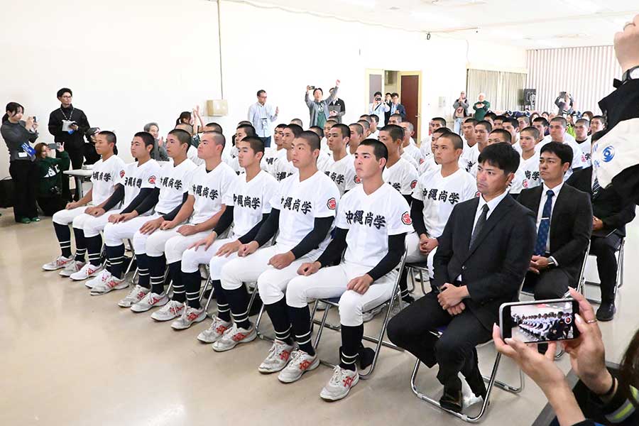 校名が読まれた直後も表情を変えない沖縄尚学のメンバー【写真：長嶺真輝】