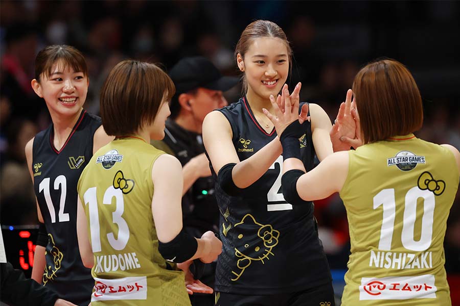 SVリーグ女子オールスター戦に出場した野中瑠衣（左）と佐藤淑乃【写真：YUTAKA/アフロスポーツ】