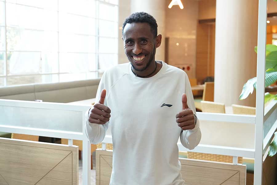 一夜明け、取材に応じたゲタチョウ・マスレシャ【写真：澤田直人】