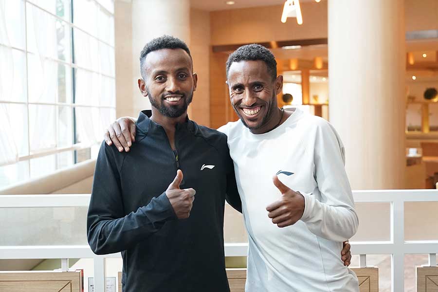 笑顔で取材に応じるアベ・ガシャフン（左）とゲタチョウ・マスレシャ【写真：澤田直人】