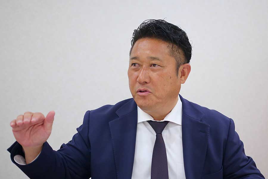 「今までにない高校野球を」と構想を語る本村監督【写真:羽鳥慶太】