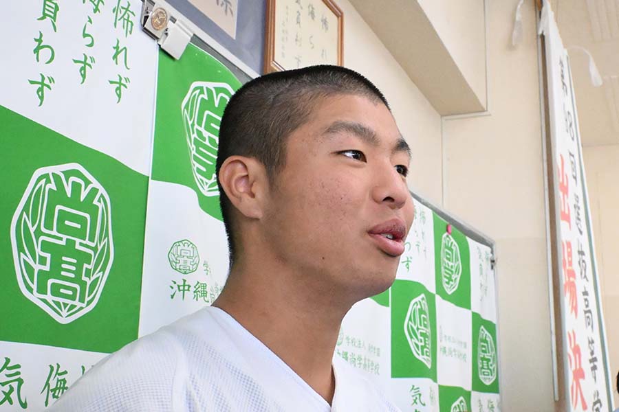 センバツ出場を決め、取材に応じる沖縄尚学のエース末吉良丞【写真：長嶺真輝】