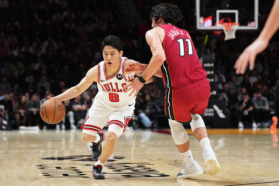 ブルズと2ウェイ契約を結ぶ河村勇輝(左)【写真:ロイター】