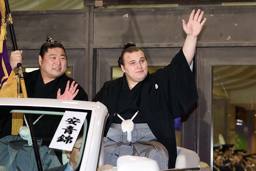 初場所で2場所連続優勝した大関・安青錦（右）【写真：スポーツ報知/アフロ】