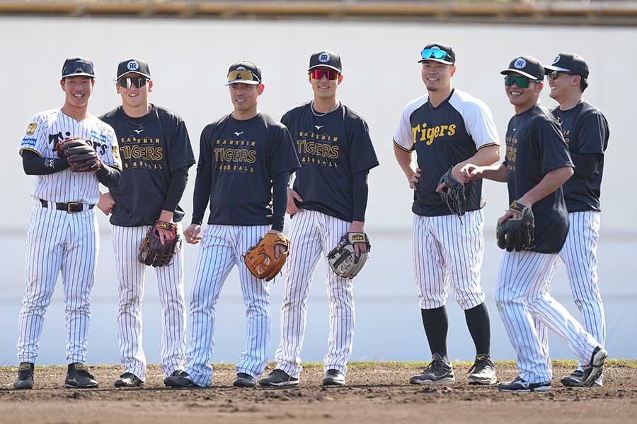 沖縄でキャンプを行っている阪神選手ら【写真：産経新聞社】