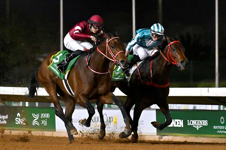 2025年のサウジカップを制したフォーエバーヤング（左）【写真：ロイター/アフロ】