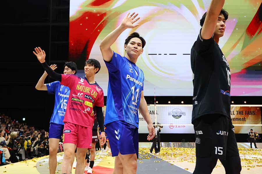 バレーボールSVリーグの男子オールスター戦に登場した西田有志（中央）【写真：YUTAKA/アフロ】