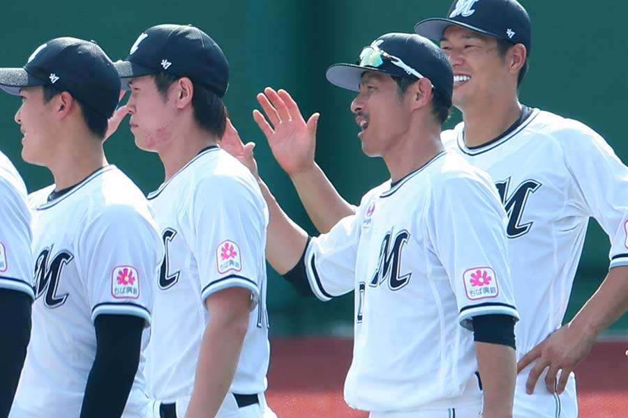 荻野貴司（右から2番目）【写真：産経新聞社】