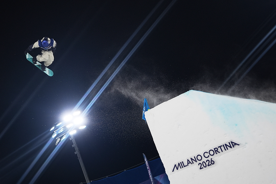 スノーボード男子ビッグエア予選に臨んだ荻原大翔【写真：AP/アフロ】