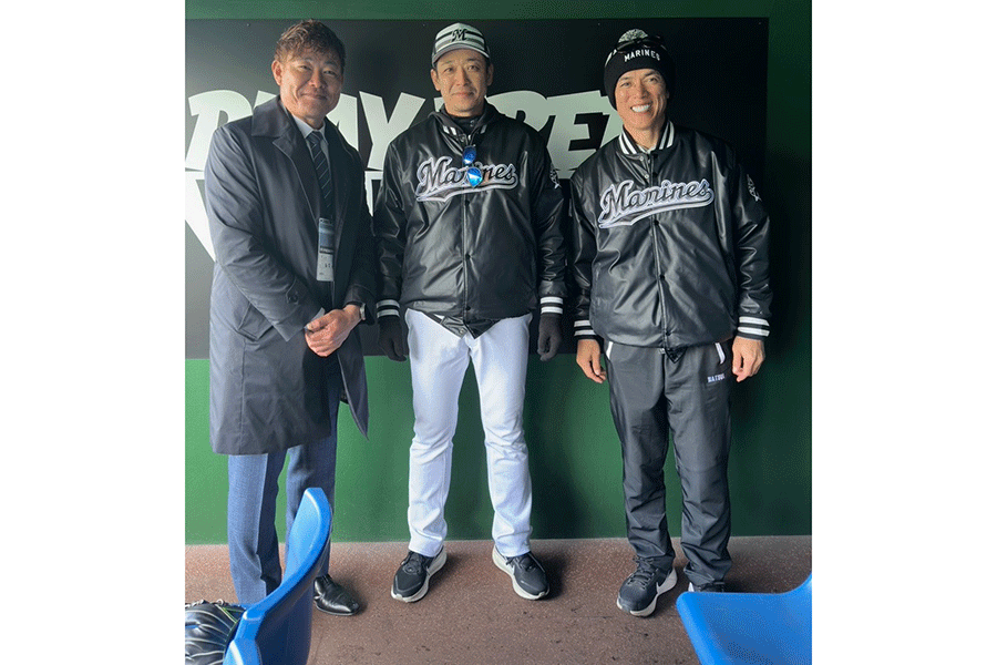 ロッテの1軍キャンプで並んだ（左から）福留氏、サブロー監督、松井コーチ【写真：球団提供】
