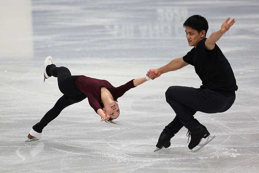 公式練習に臨んだ三浦璃来・木原龍一組【写真：ロイター】