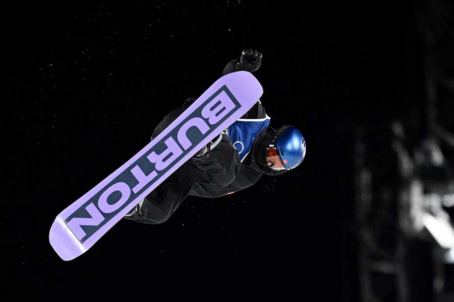 スノーボード・ビッグエア予選に出場した中国のスー・イーミン【写真：ロイター】
