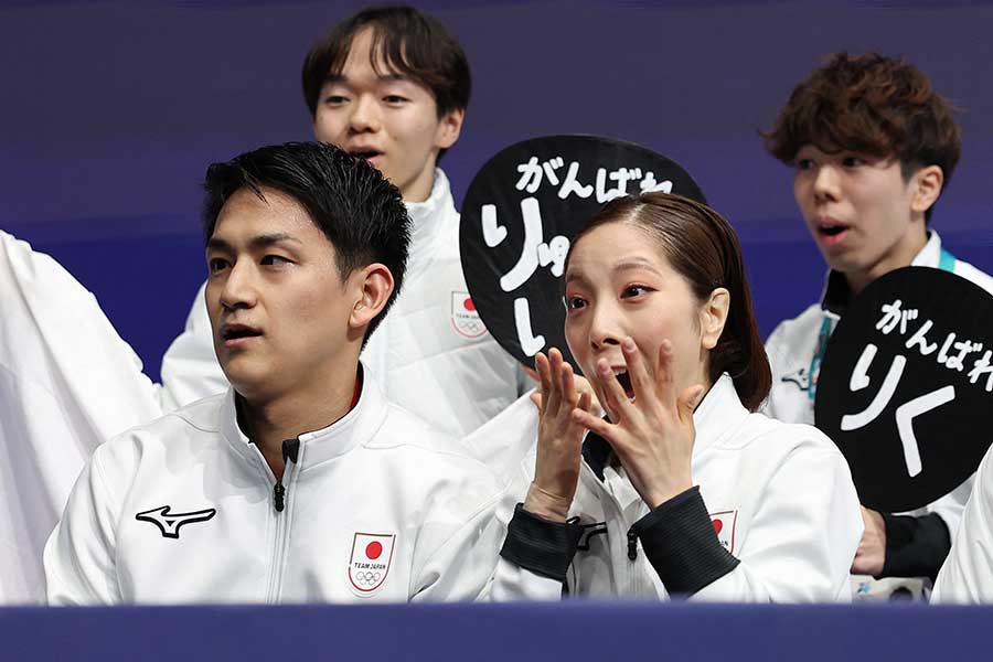 団体戦SPで自己新を叩き出し、驚きの表情を浮かべる木原龍一（左下）と三浦璃来（右下）【写真：ロイター】