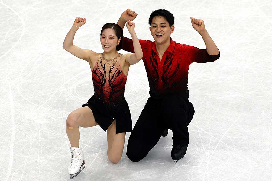 団体戦SPで自己新を叩き出した三浦璃来（左）、木原龍一組【写真：ロイター】