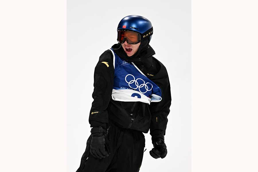 スノーボード・ビッグエア予選に出場した中国のスー・イーミン【写真：ロイター】