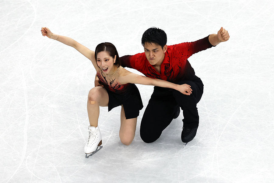 フィギュアスケート団体戦に出場した三浦璃来（左）、木原龍一組【写真：ロイター】