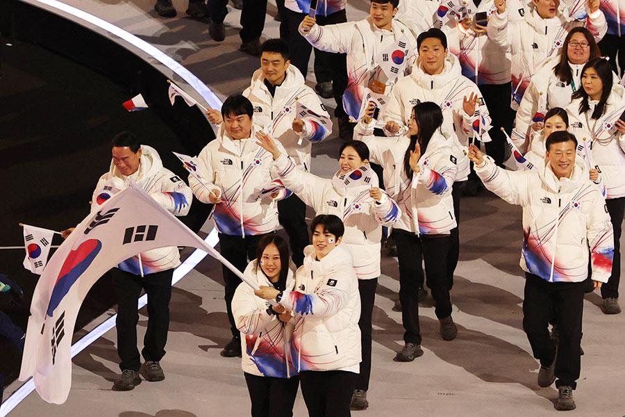入場行進で韓国の旗手を務めたフィギュアスケート男子のチャ・ジュンファン（中央下、右）【写真：ロイター】