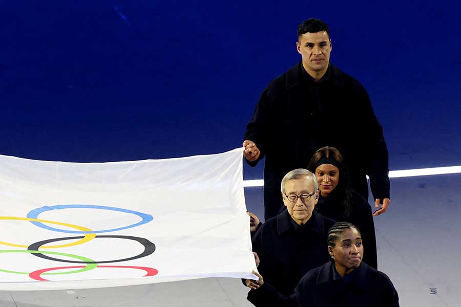 着衣で五輪旗の旗手を務めたピタ・タウファトフア（奥）【写真：ロイター/アフロ】
