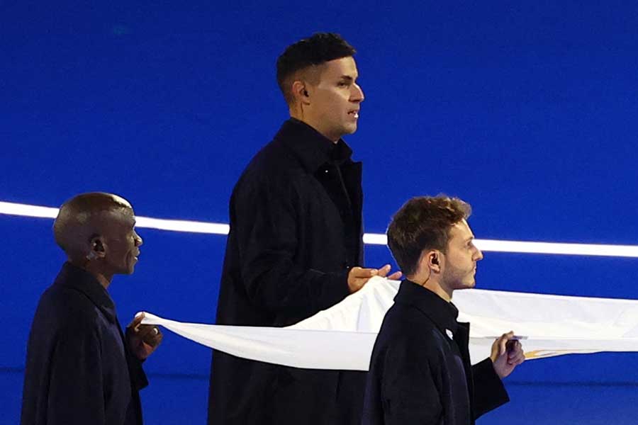 着衣で五輪旗の旗手を務めたピタ・タウファトフア（中央奥）【写真：ロイター/アフロ】