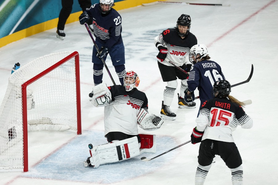 GK増原海夕がスティックを落とし、その後ロングシュートを決められた【写真：ロイター】