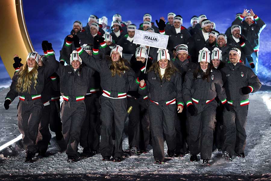 ミラノ・コルティナ五輪の開会式に登場した開催国・イタリアの選手団【写真：ロイター】