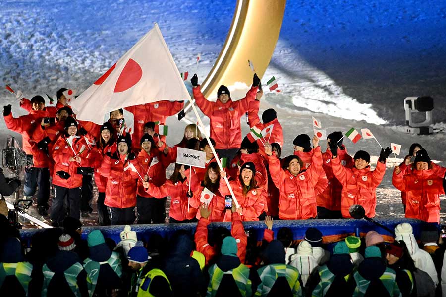 行進する日本選手団【写真：ロイター】