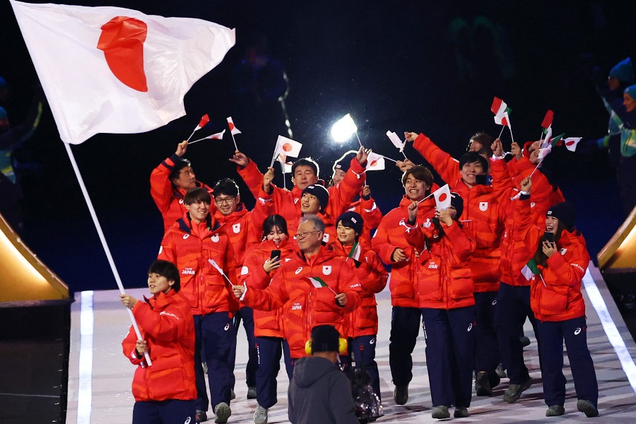 開会式に登場した日本選手団【写真：ロイター】